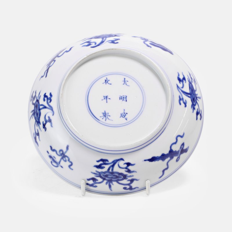 清康熙 青花双龙抢珠纹碟 《大明成化年制》青花楷书款 | A Chinese blue and white dish Kangxi (1662-1722), the rounded sides rising from a circular foot