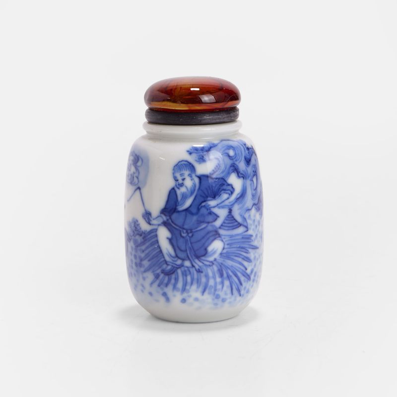 清晚期 青花人物故事图鼻烟壶 《雍正年制》青花楷书款 | A Chinese blue and white snuff bottle late Qing dynasty, of cylindrical form - 图2