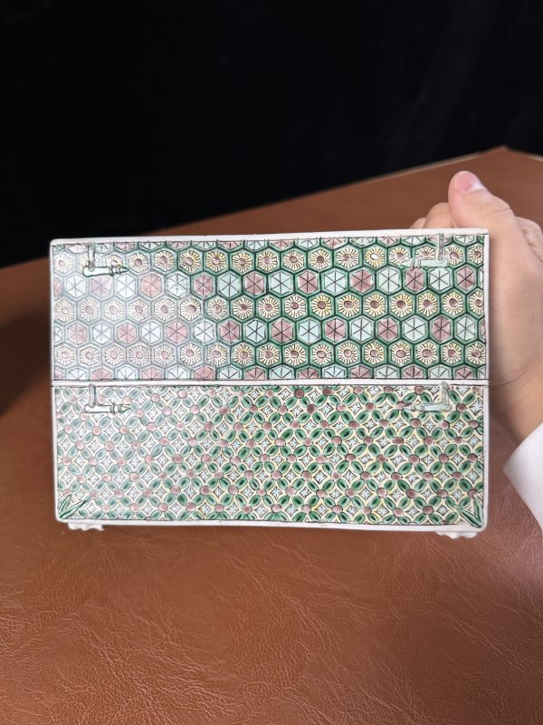 清 素三彩锦地仿书卷纹花盆一对 - 图7