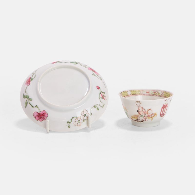 清十八世纪 粉彩婴戏图茶杯及碟 | A Chinese export famille rose teacup and saucer 18th century, each of circular form
