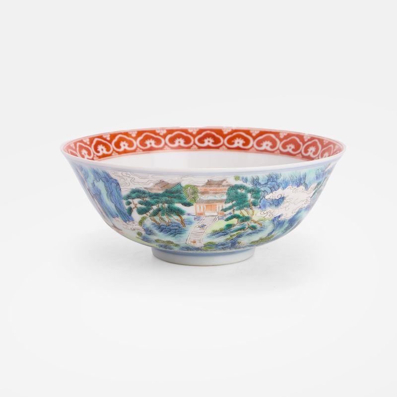 清嘉庆 粉彩庐山瀑布图碗 《大清嘉庆年制》矾红篆书款 | A Chinese famille rose bowl Jiaqing (1796-1820), the rounded sides rising from a circular foot to a flared rim - 图4