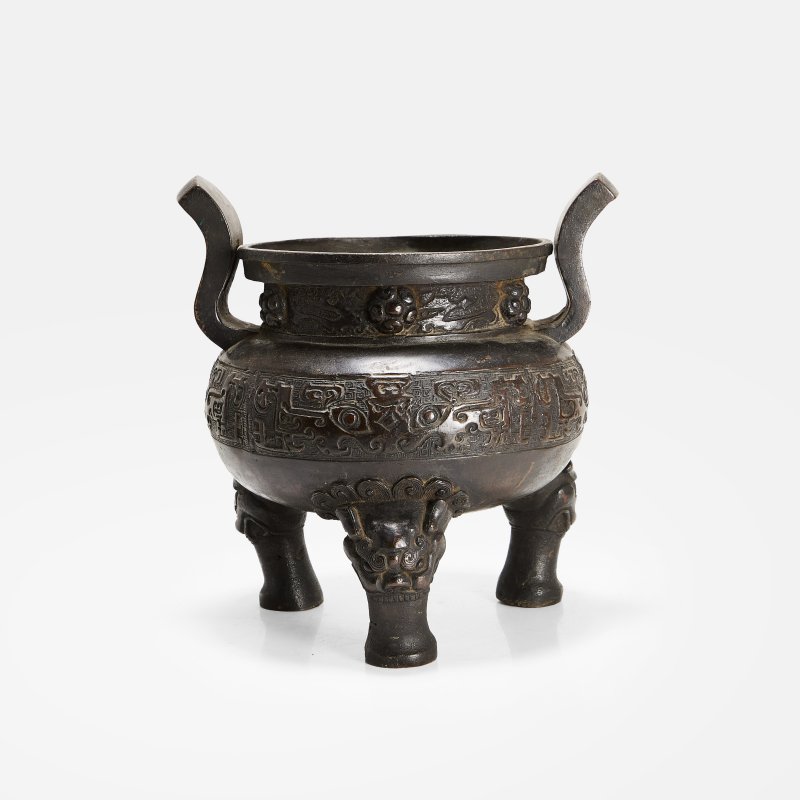 明 铜兽面纹朝冠耳三足炉 | A Chinese bronze tripod incense burner Ming dynasty (1368-1644), heavily cast - 图3