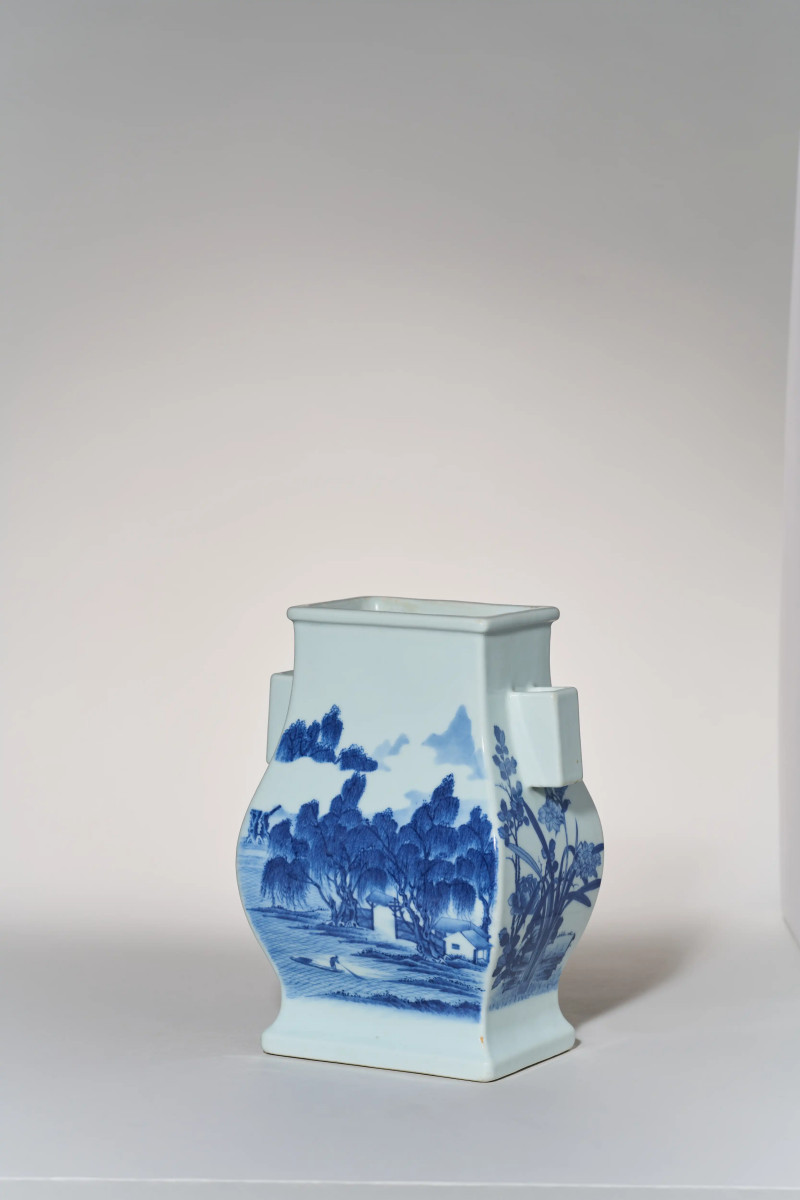 清乾隆 青花“鄱阳湖大孤山”山水人物花卉纹贯耳小方尊 - 图13