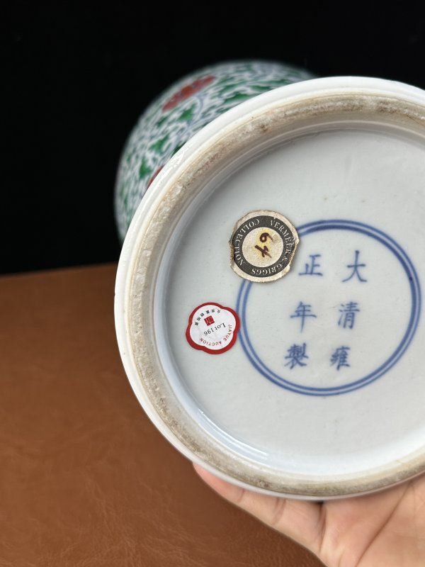 清晚期 斗彩缠枝花卉观音瓶 - 图12