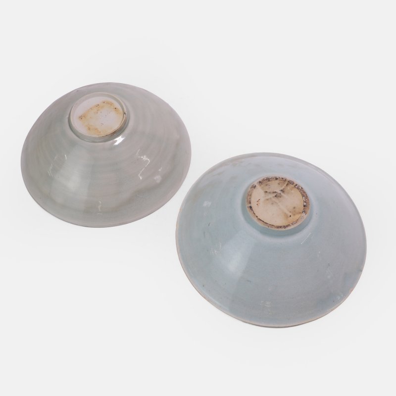南宋 青白釉划花碗 一组两件 | Two Chinese qingbai-glazed bowls Southern Song dynasty (1127-1279), each conical body rising from a circular foot - 图2