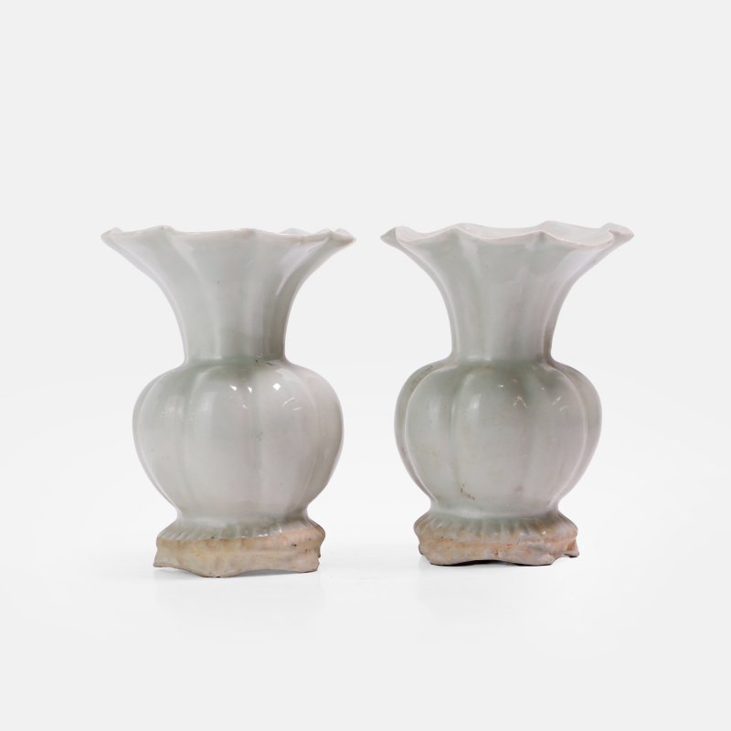 元 青白釉花口瓶 一对 | A pair of Chinese qingbai-glazed vases Yuan dynasty (1271-1368), each of lobed form - 图2