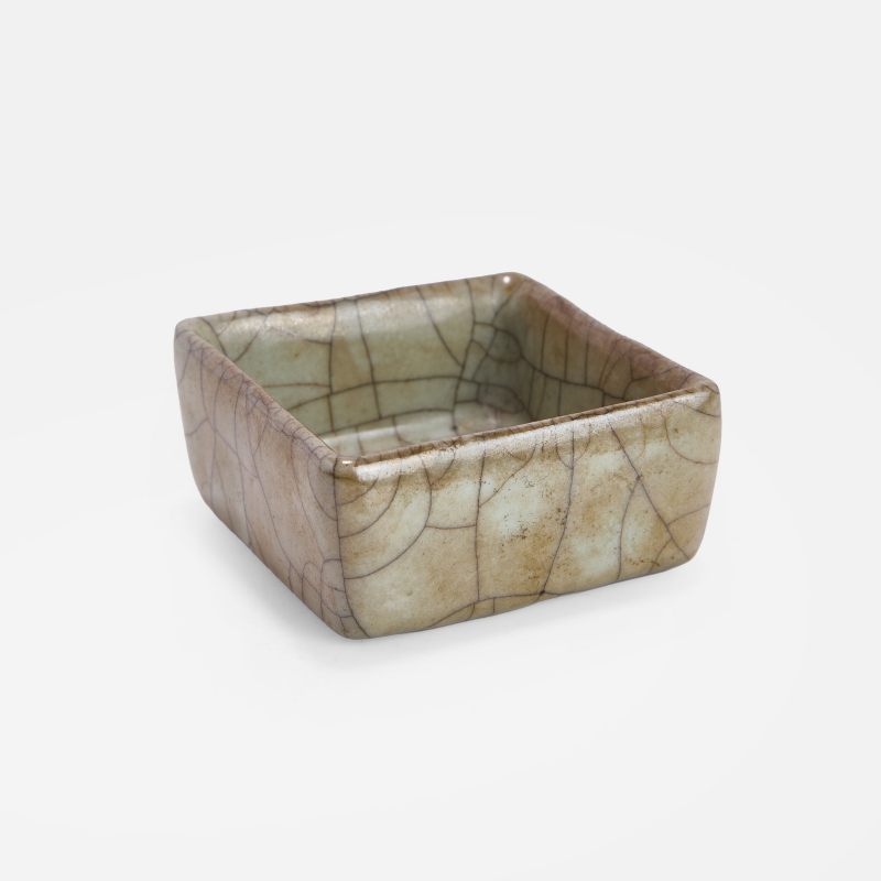 清十八世纪 仿哥釉方笔洗 | A Chinese Ge-type brush washer 18th century, of square form - 图3