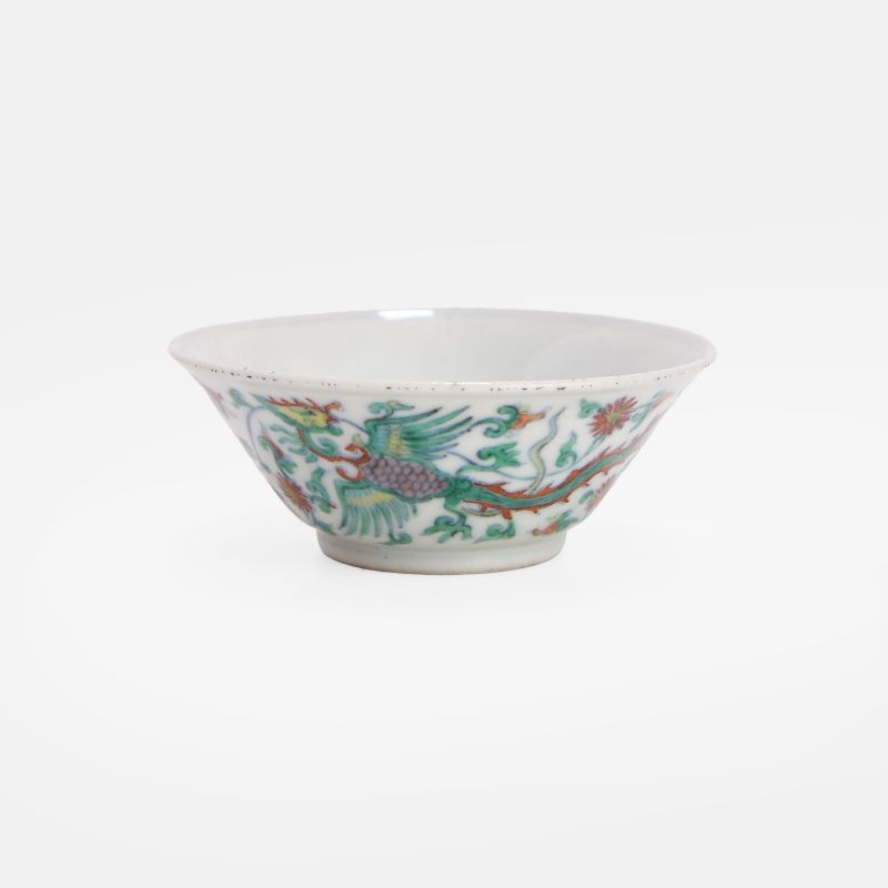 清雍正 斗彩穿花凤凰纹杯 《大清雍正年制》青花楷书款 | A Chinese doucai teacup Yongzheng (1723-1735), the shallow body rising from a circular foot to a flared rim