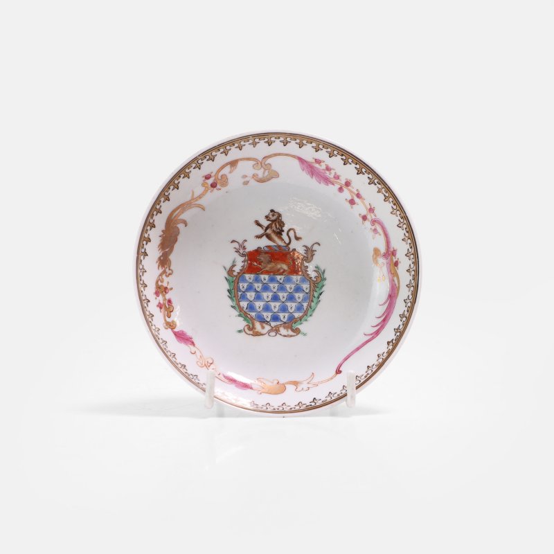 清十八世纪 外销粉彩徽章纹碟 | A Chinese export armorial famille rose saucer 18th century, of circular form - 图2