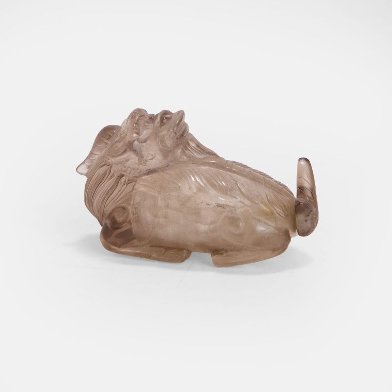 清晚期 水晶雕麒麟鼻烟壶 | A Chinese rock crystal snuff bottle late Qing dynasty, in the form of a recumbent qilin - 图2
