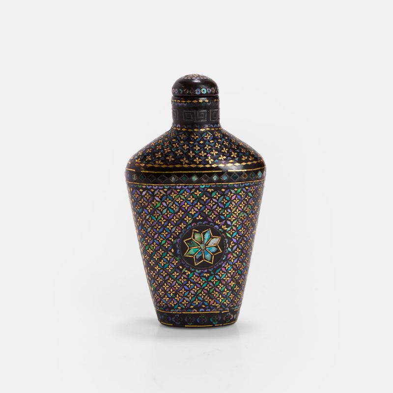 晚清民国 黑漆嵌螺钿鼻烟壶 《千里》款 | A Chinese lac-burgauté snuff bottle late 19th/early 20th century, decorated with a continuous geometric pattern of inlaid shell and gold - 图2