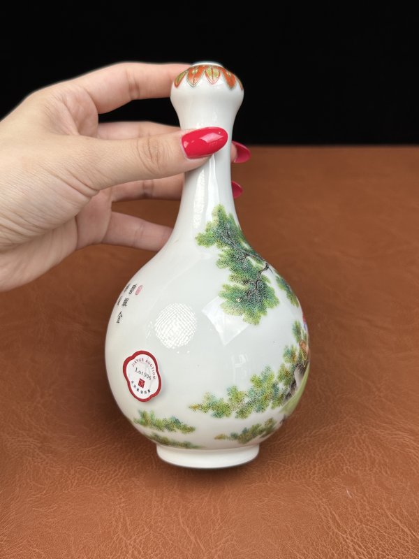 民国 珐琅彩西洋人物诗文蒜头瓶 - 图11