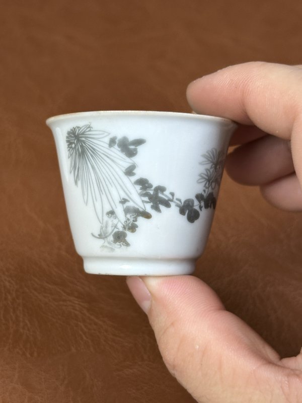 清乾隆 内松石绿地外墨彩花卉诗文杯一对 - 图6