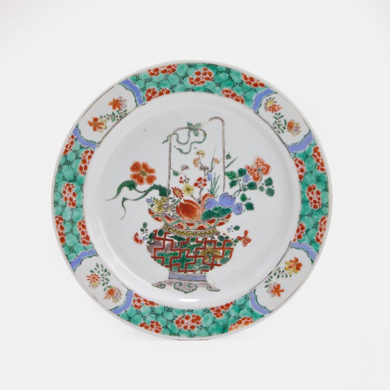 清康熙 五彩花篮纹盘 | A Chinese famille verte plate Kangxi (1662-1722), of circular form - 图2