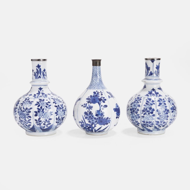 清康熙 青花花卉纹瓶 一组三件 | Three Chinese blue and white vases Kangxi (1662-1722), comprising:
one of globular form - 图2