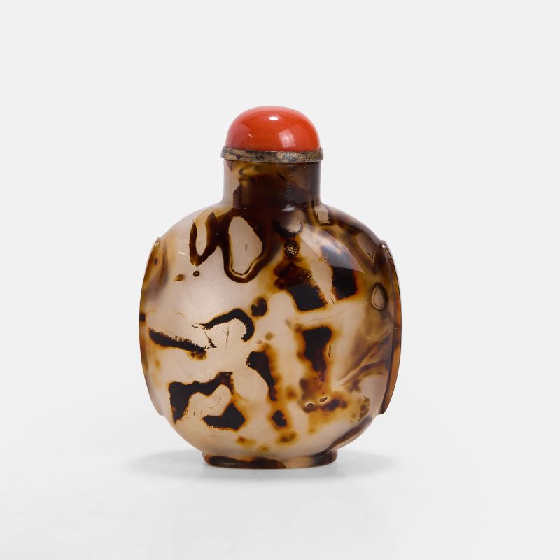 清 光素玛瑙鼻烟壶 | A Chinese agate snuff bottle Qing dynasty (1644-1911), of flattened ovoid form with raised handles to the sides