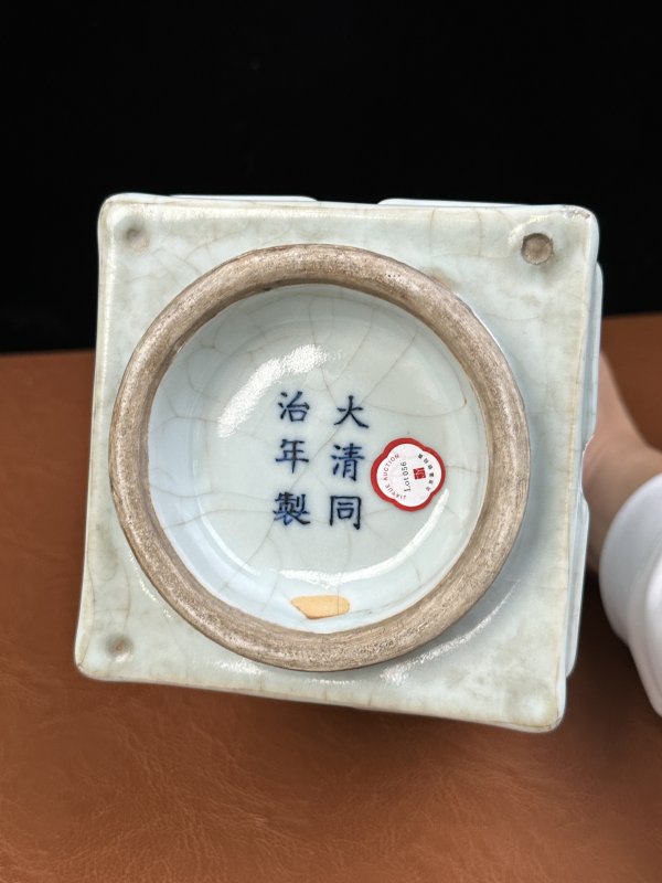 清同治 粉青釉八卦纹琮式瓶 - 图12