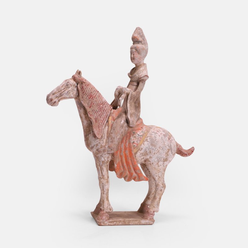 唐 彩绘陶骑马仕女俑 | A Chinese painted pottery group Tang dynasty (618-907), the rider - 图2