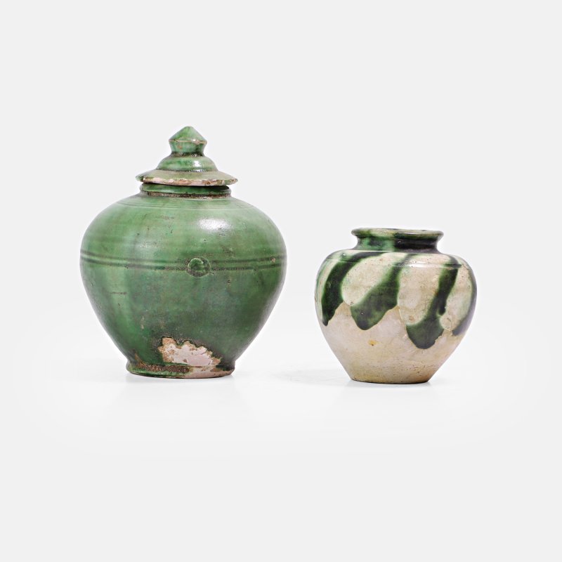 唐 绿釉罐 一组两件 | Two Chinese sancai-glazed jars Tang dynasty (618-907), of ovoid form - 图1
