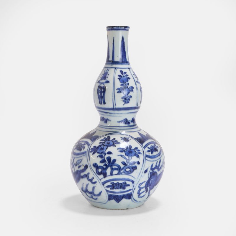 明万历 青花开光飞马花卉纹葫芦瓶 | A Chinese blue and white vase Wanli (1573-1620), in the shape of a double gourd - 图2