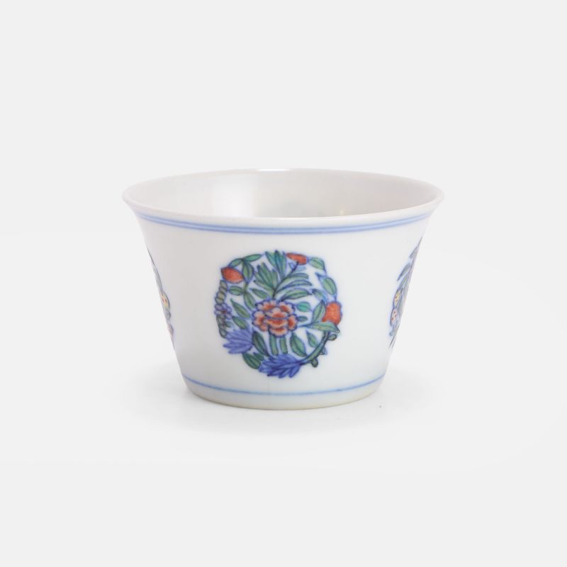 清 斗彩团花纹杯 《大明成化年制》青花楷书款 | A Chinese doucai teacup Qing dynasty (1644-1911), of tapering form with a flared rim - 图3