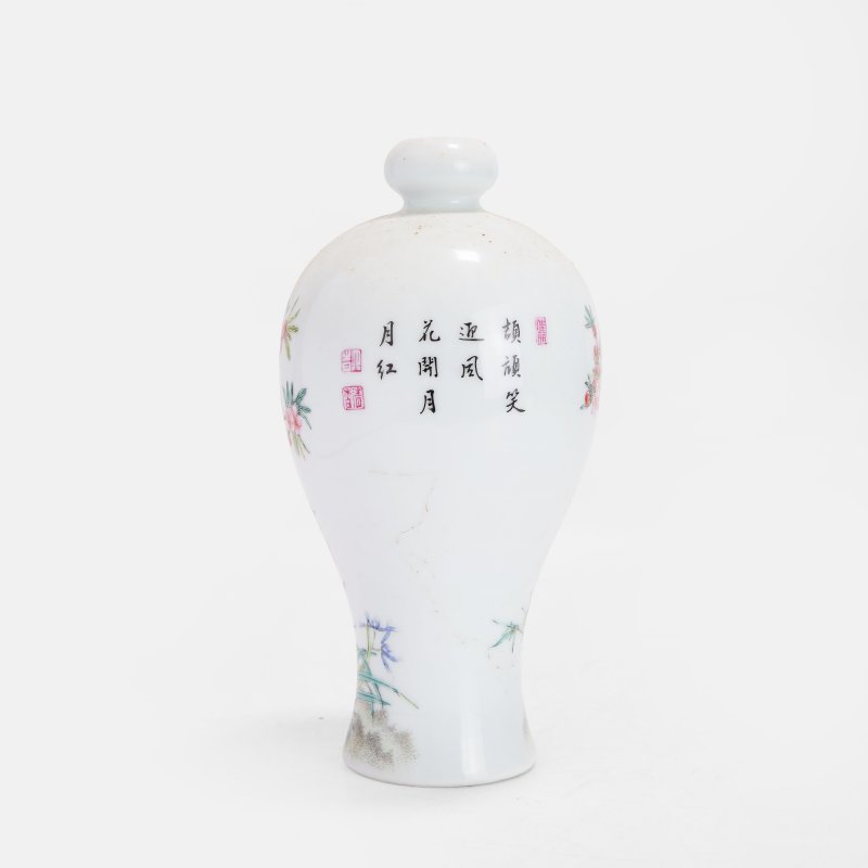 民国 粉彩锦鸡牡丹纹蒜头瓶 《雍正年制》蓝料楷书款 | A Chinese famille rose vase Republic period (1912-1949), the baluster body rising to a tall rounded shoulder and a bulbous mouth - 图2