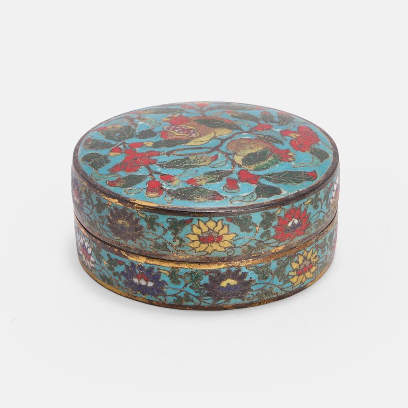 明(可能) 铜胎掐丝珐琅石榴纹盖盒 | A Chinese cloisonné box and cover probably Ming dynasty (1368-1644), of circular form - 图2