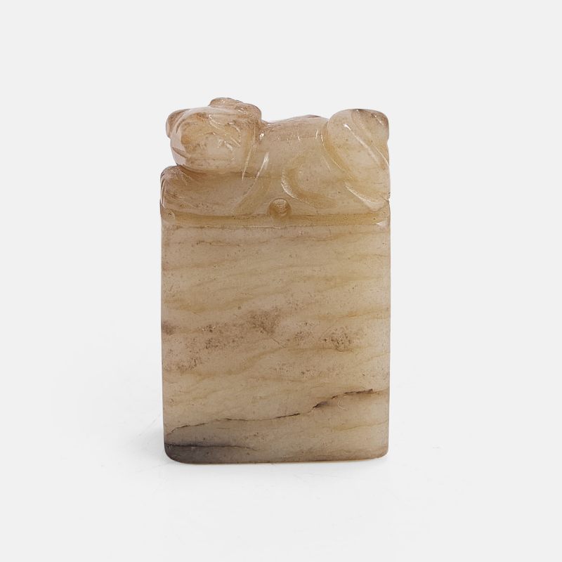 明 白玉瑞兽钮印章 | A Chinese jade seal Ming dynasty (1368-1644), of a recumbent mythical beast lying on top of a rectangular plinth - 图2