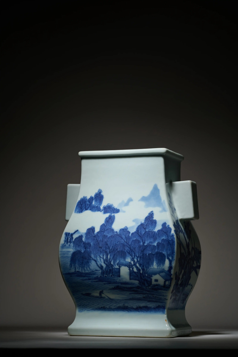 清乾隆 青花“鄱阳湖大孤山”山水人物花卉纹贯耳小方尊 - 图14
