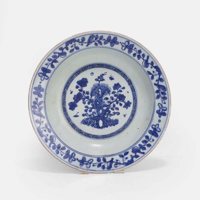 明晚期 青花洞石花卉纹盘 | A Chinese blue and white plate late Ming dynasty, the rounded sides rising from a circular foot to a broad rim - 图2
