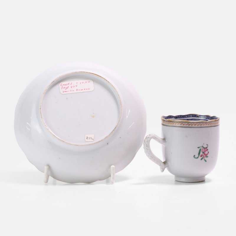 清十八世纪 外销粉彩徽章纹茶杯及碟 | A Chinese export famille rose armorial coffee cup and saucer 18th century, with the coat of arms of Innes - 图2