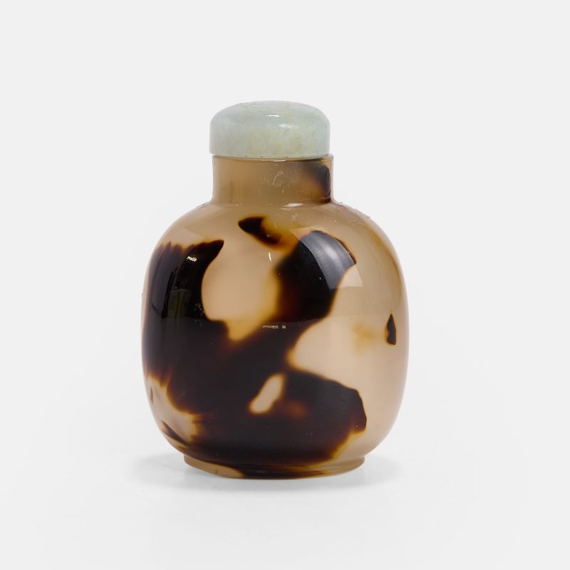 清 光素玛瑙鼻烟壶 | A Chinese agate snuff bottle Qing dynasty (1644-1911), of flattened ovoid form - 图2
