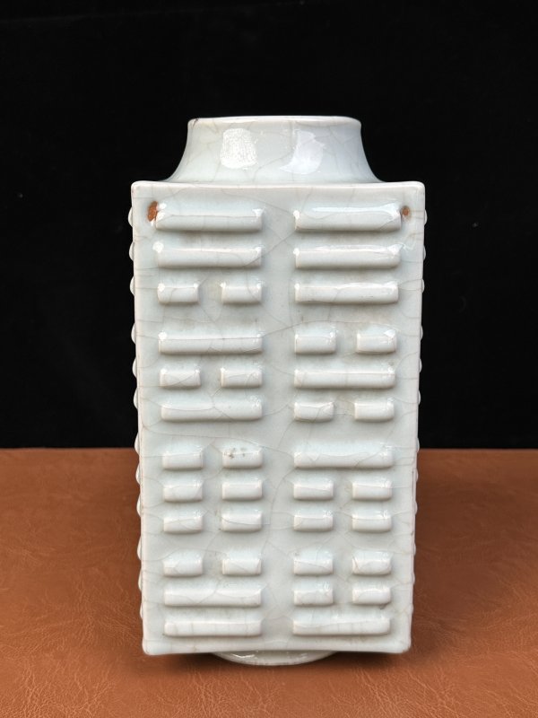 清同治 粉青釉八卦纹琮式瓶 - 图6