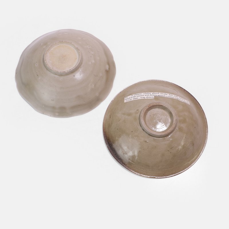 宋至元 青釉碗 一组两件 | Two Chinese celadon-glazed dishes 12th-14th century, comprising:
one lobed - 图2