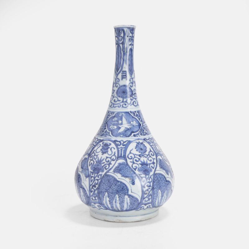 明万历 青花八吉祥纹瓶 | A Chinese blue and white vase Wanli (1573-1620), the pear-shaped body rising to a long tapering neck with a lipped rim - 图3