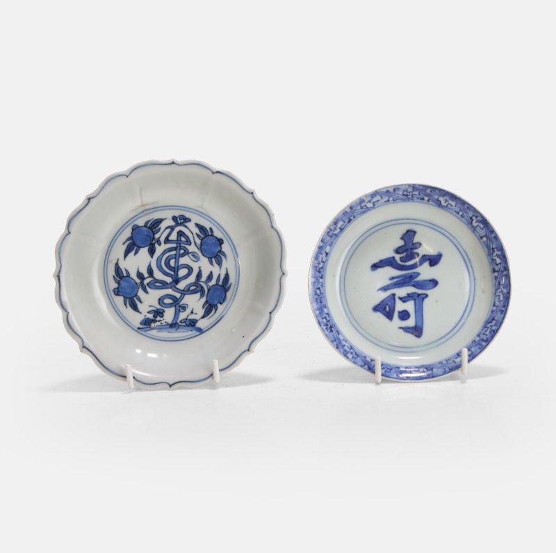 明晚期 青花寿字纹碟 一组两件 | Two Chinese blue and white saucers late Ming dynasty, one circular and one lobed - 图1