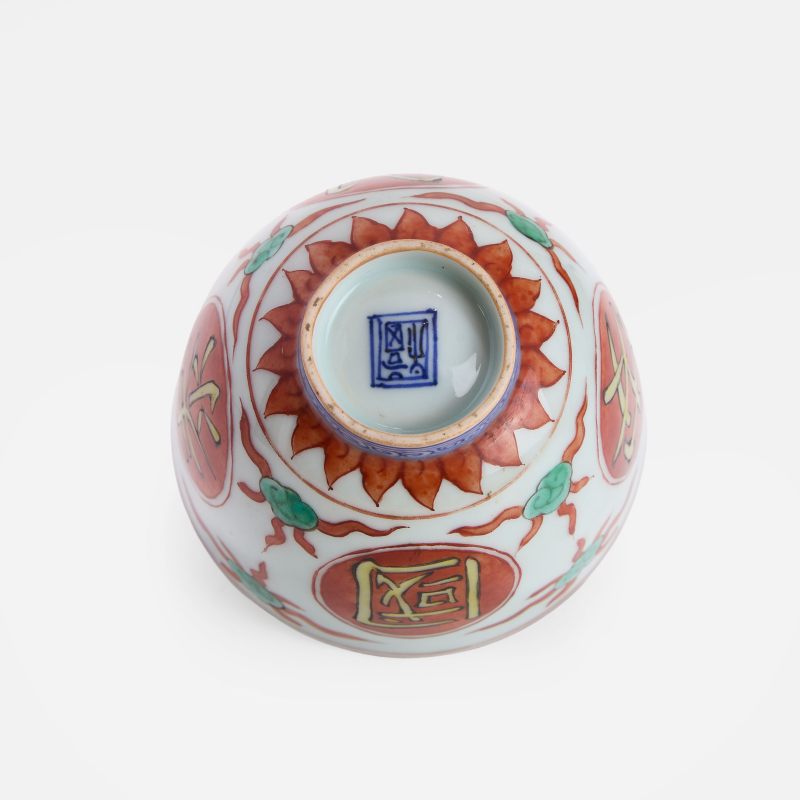 明万历 五彩荷塘鸳鸯图国泰民安莲子碗 | A Chinese wucai bowl Wanli (1573-1620), of deep 'U' form on a short circular foot - 图1