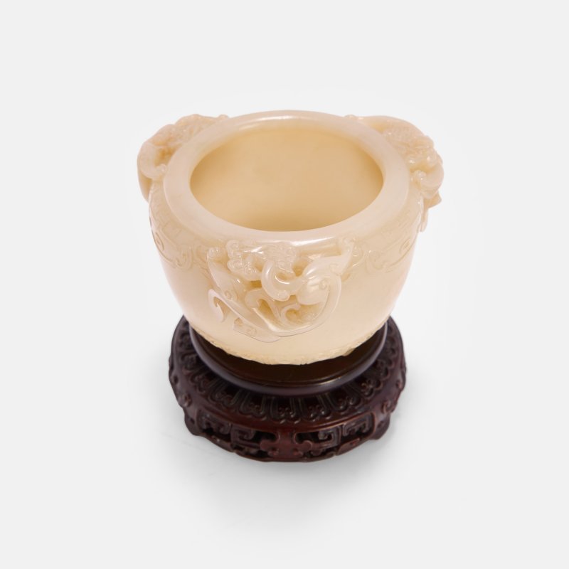 清 玉雕螭龙纹三足洗 连木底座 | A Chinese jade brush washer Qing dynasty (1644-1911), the rounded body with an inward-curved mouth supported on three ruyi-head shaped feet - 图2