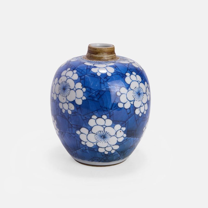 清康熙 青花冰梅纹罐 | A Chinese blue and white jar Kangxi (1662-1722), the ovoid body rising to a tapering neck