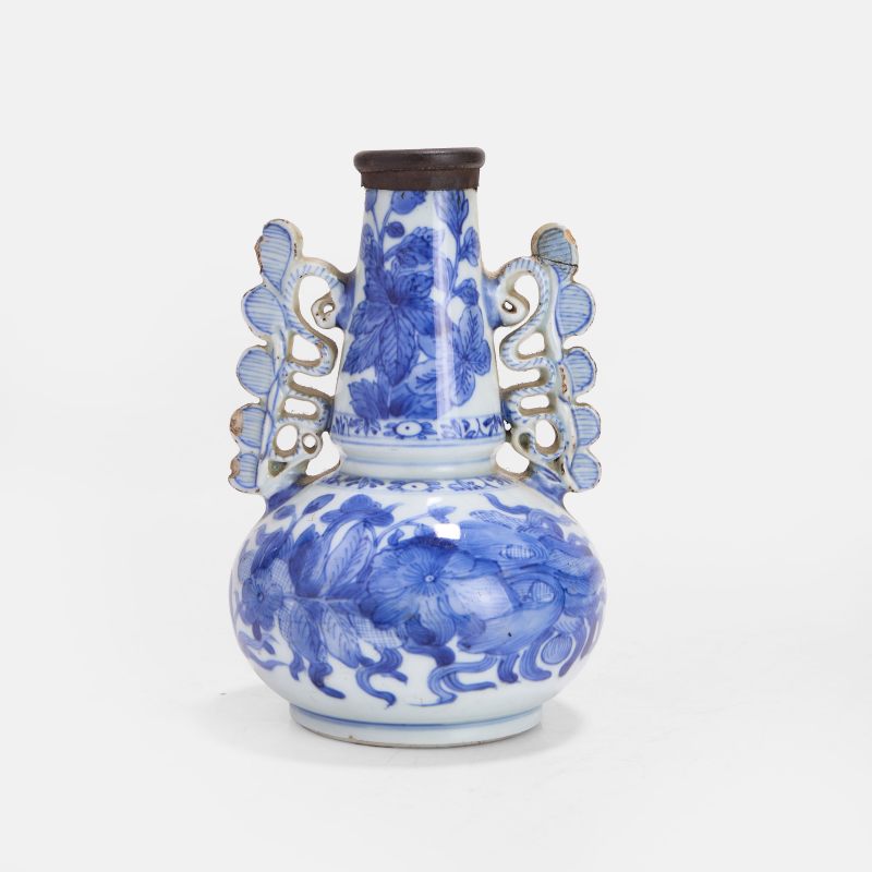 清康熙 青花花卉纹双耳瓶 | A Chinese blue and white Venetian-style vase Kangxi (1662-1722), inspired by Venetian glass prototypes