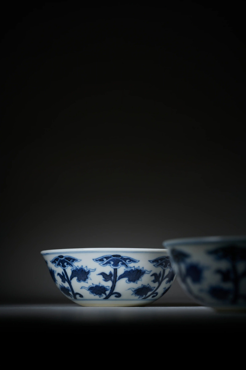 清宣统 青花缠枝花卉纹卧足杯一对 - 图3