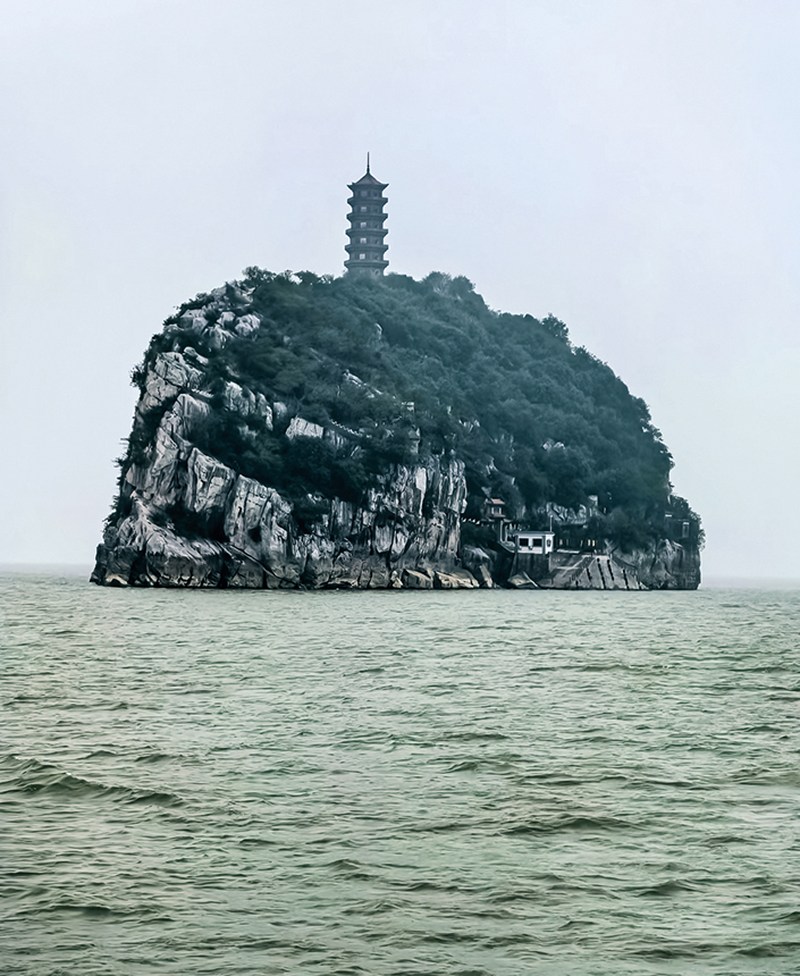 清乾隆 青花“鄱阳湖大孤山”山水人物花卉纹贯耳小方尊 - 图15