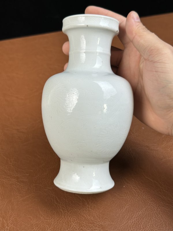 清康熙 白釉暗刻花卉盘口瓶 - 图5