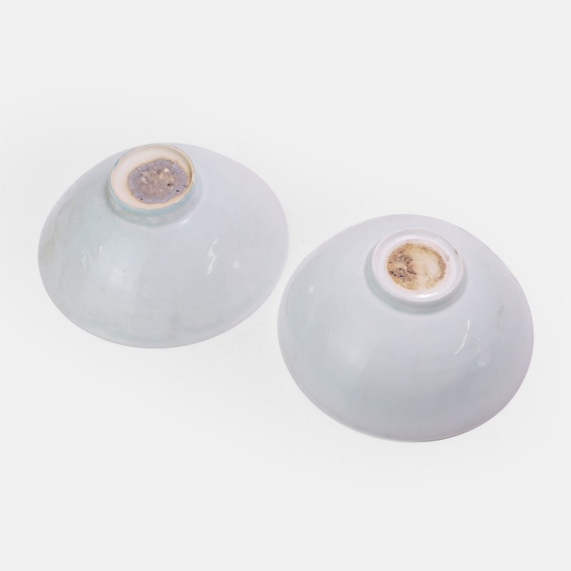 南宋 青白釉水波纹碗 一组两件 | Two Chinese qingbai-glazed bowls Southern Song dynasty (1127-1279), each with rounded sides rising from a circular foot - 图1