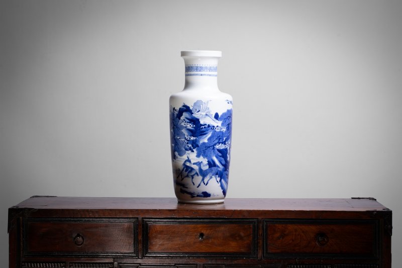清康熙 青花鹿鹤同春图棒槌瓶 | A Chinese blue and white vase Kangxi (1662-1722) of rouleau form with a cylindrical neck and a galleried rim - 图8