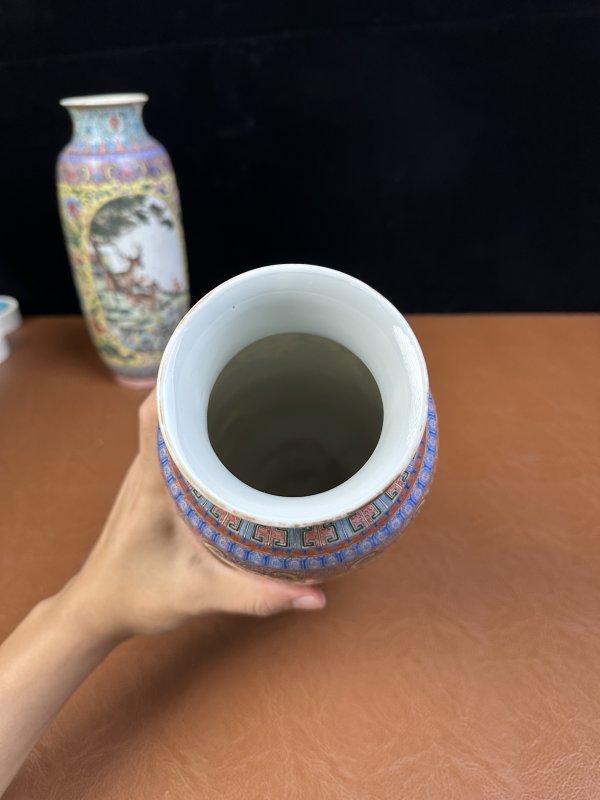 民国 洋彩锦地开光鹿鹤同春瓶一对 - 图7
