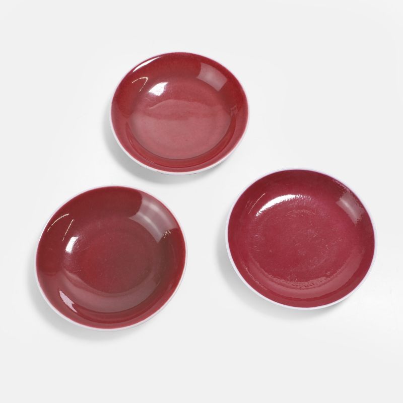 清或更晚 红釉碟 一组三件 | A pair of Chinese copper-red saucers Qing dynasty (1644-1911), each with rounded sides rising from a circular foot - 图3