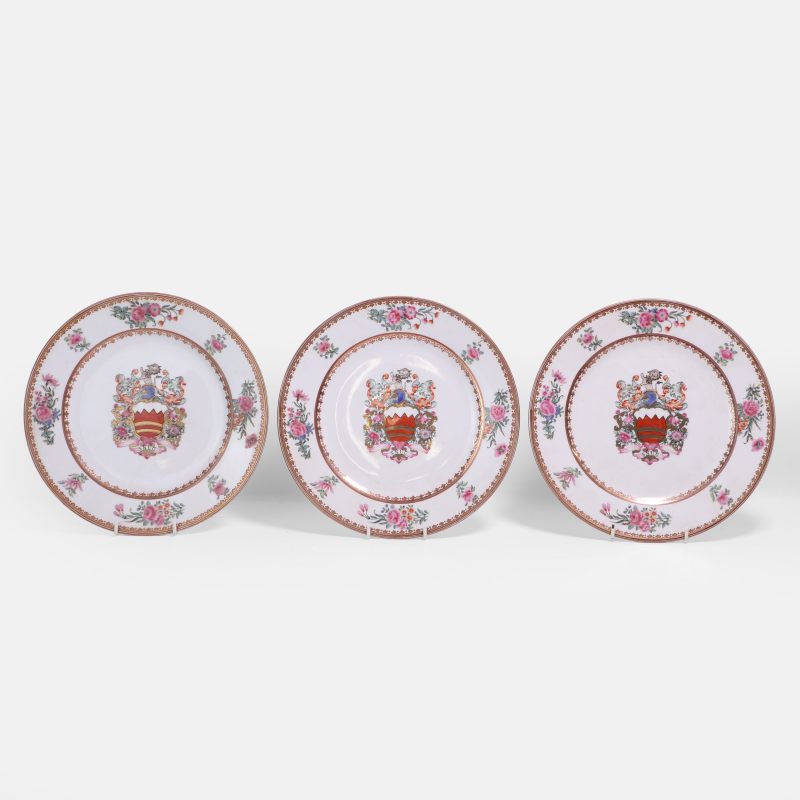 清十八世纪 外销粉彩徽章纹盘 一组六件 | A collection of six Chinese export famille rose armorial plates 18th century, each of circular form - 图2
