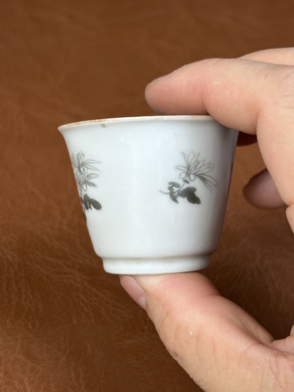 清乾隆 内松石绿地外墨彩花卉诗文杯一对 - 图8