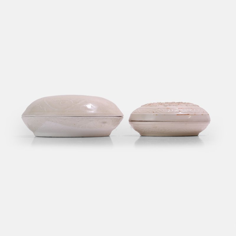 宋至明 白釉花卉纹盖盒 一组两件 | Two Chinese white-glazed boxes and covers Song-Ming dynasty, of circular form - 图2